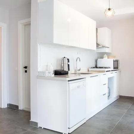 Sea View Flat With Shared Pool 5 Min To Beach דירה *